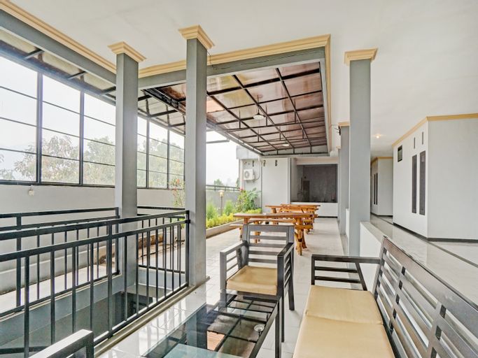 OYO 90396 The Halona Villa Batu, Malang