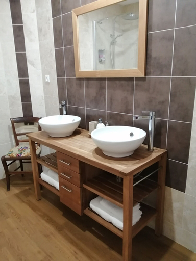 Bathroom 5, Le Grand Chemin de La Vie, Dordogne