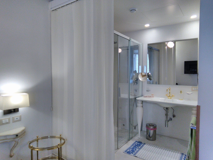 Bathroom 4, Excellent Trinity Rooms, Rome
