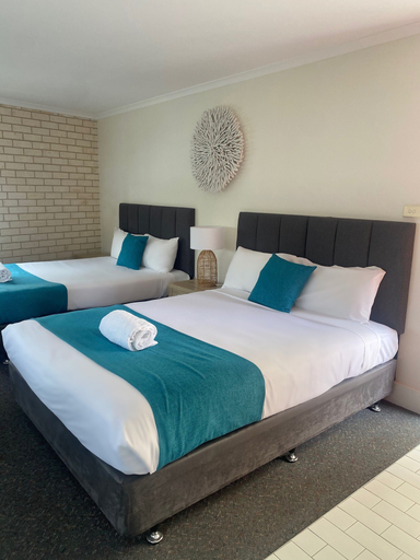 Bedroom 3, Beach Park Motel, Wollongong - Inner