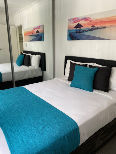 Bedroom 3, Beach Park Motel, Wollongong - Inner
