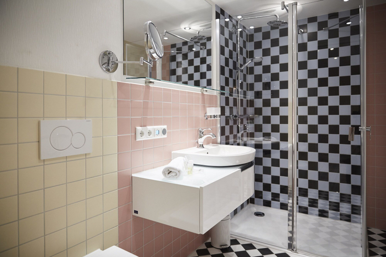 Bathroom 5, Bernstein Hotel "50`s Seaside Motel", Dithmarschen