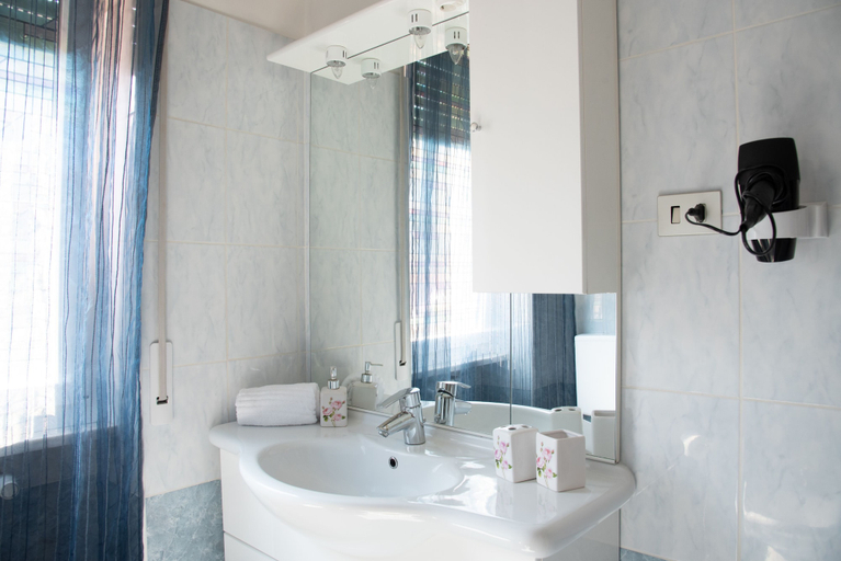 Bathroom 4, Delle Rose Rooms, Verona