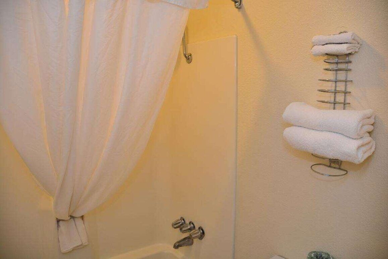 Bathroom 4, Inn of Uvalde, Uvalde