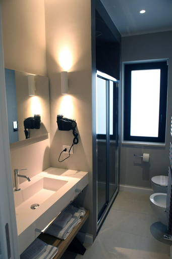 Bathroom 5, Villa Pina, Bari