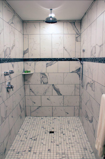 Bathroom 4, Berlin Resort, Holmes
