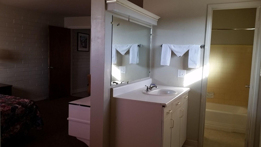 Bathroom 3, Riviera Motor Lodge, Pima