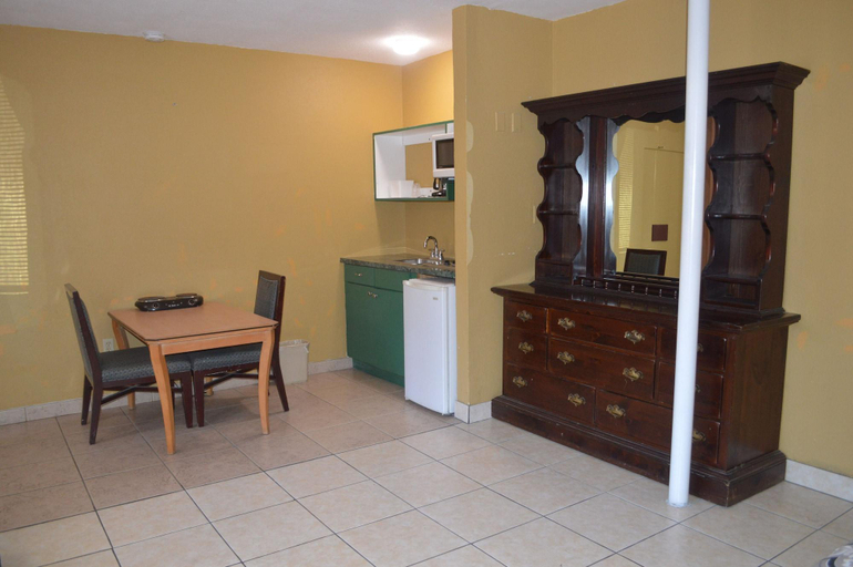 Bedroom 3, Tarpon Inn, Pinellas