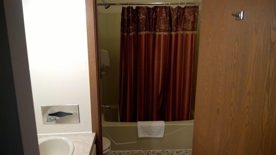 Bathroom 4, The Travelers Inn, Iowa