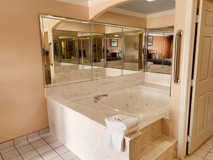 Bathroom 4, Luxury Inn & Suites Liberty, Liberty
