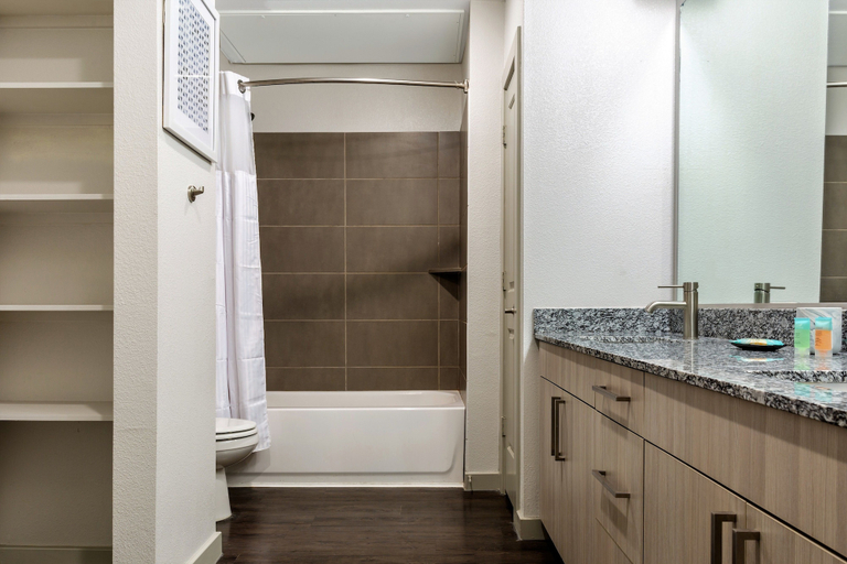 Bathroom 4, BLACK SWAN - Rivera on Broadway - Free Parking, Bexar