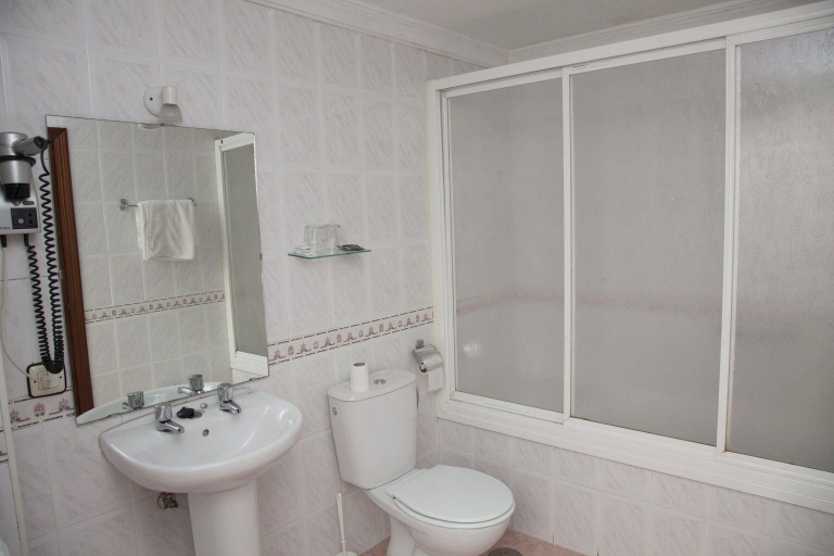 Bathroom 4, Hostal París, Cádiz