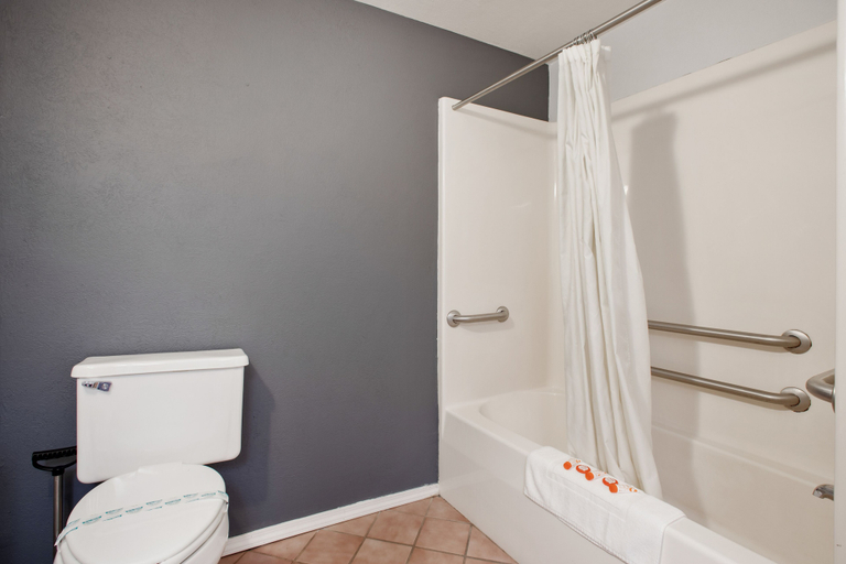 Bathroom 4, Laker Inn, Russell