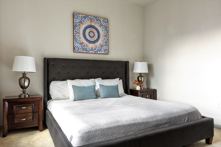 Bedroom 3, BLACK SWAN - Rivera on Broadway - Free Parking, Bexar