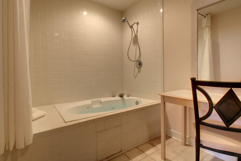 Bathroom 4, Key West Inn Baxley, Appling