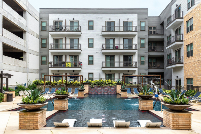 Exterior & Views 1, BLACK SWAN - Rivera on Broadway - Free Parking, Bexar