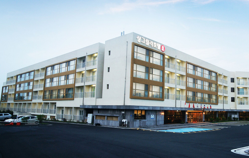Exterior & Views