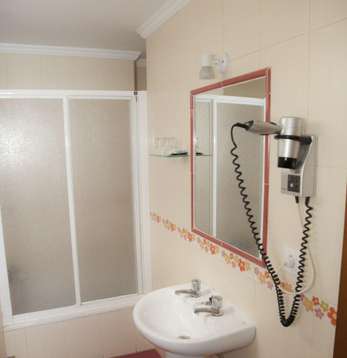 Bathroom 3, Hostal París, Cádiz