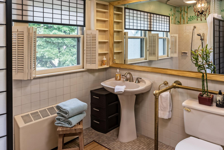 Bathroom 4, Silver Heart Inn And Cottages, Kansas City