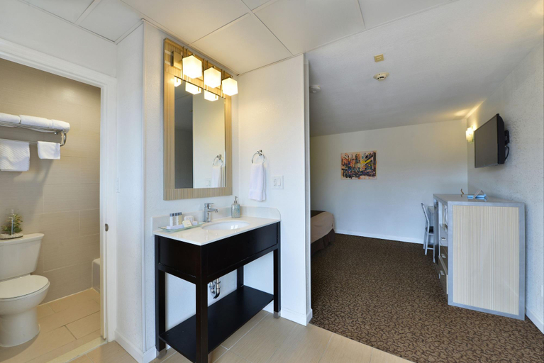 Bathroom 4, Inn at Jericho, Nassau
