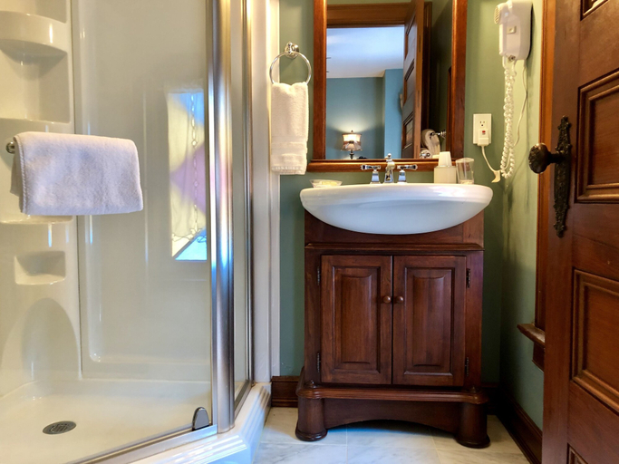 Bathroom 4, 1897 Beekman House, Yates
