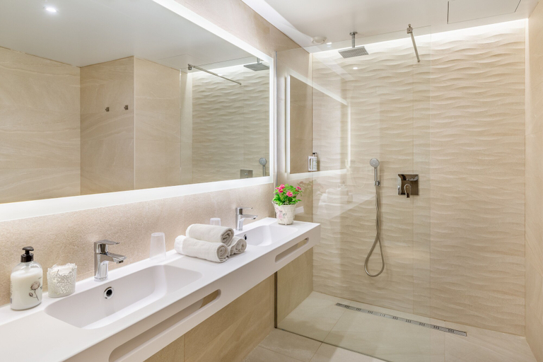 Bathroom 5, Samos, Baleares