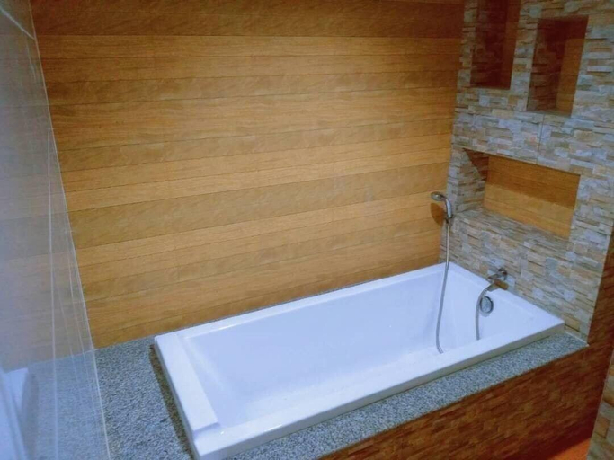 Bathroom 4, Sakura Boutique Hotel And Residence, Pluak Daeng
