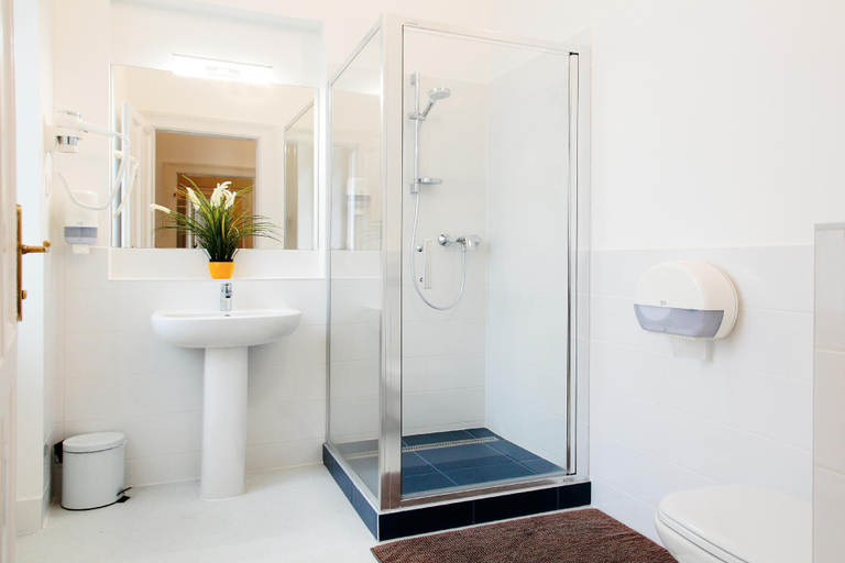Bathroom, Maverick Hostel & Ensuites, Budapesti