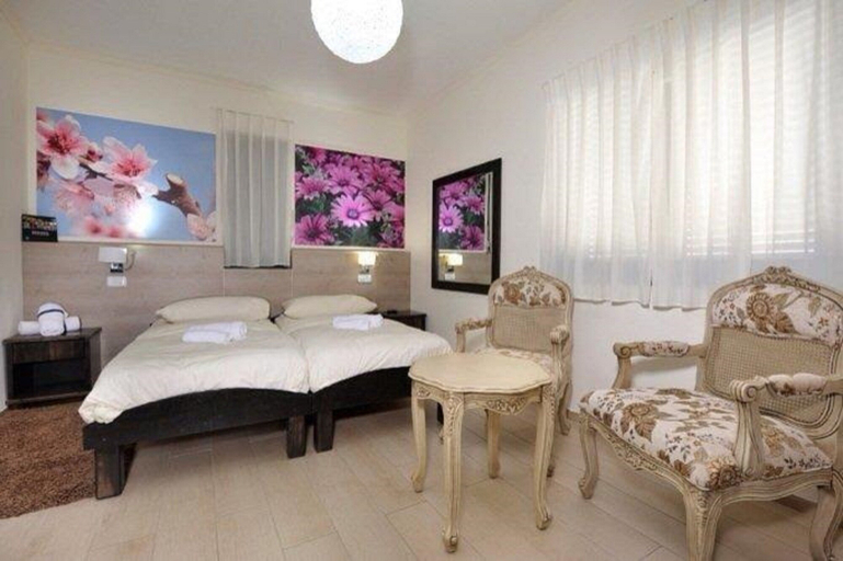 Bedroom 4, Achuza Bamarom
