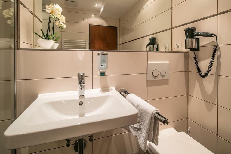 Bathroom 5, Hotel am Krone Park, Fürstenfeldbruck