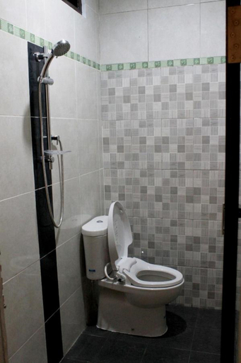 Bathroom 5, Chillin Kuta Homestay, Badung