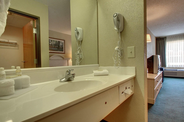 Bathroom 4, Key West Inn Baxley, Appling