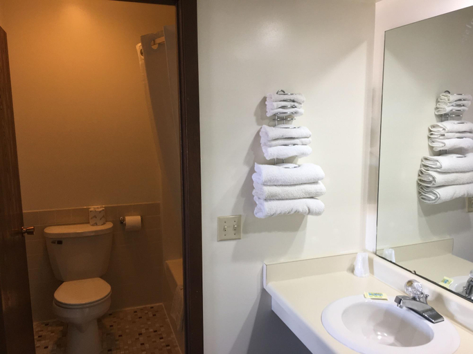 Bathroom 5, Thunderbird Motor Inn Baraboo, Sauk