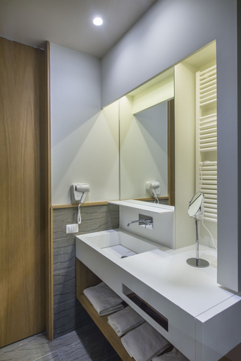 Bathroom 4, Gaura Apartments, Trapani