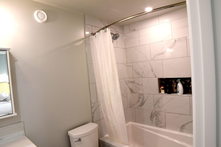 Bathroom 4, Aurora Deluxe Vacation Guest House, Fort Smith