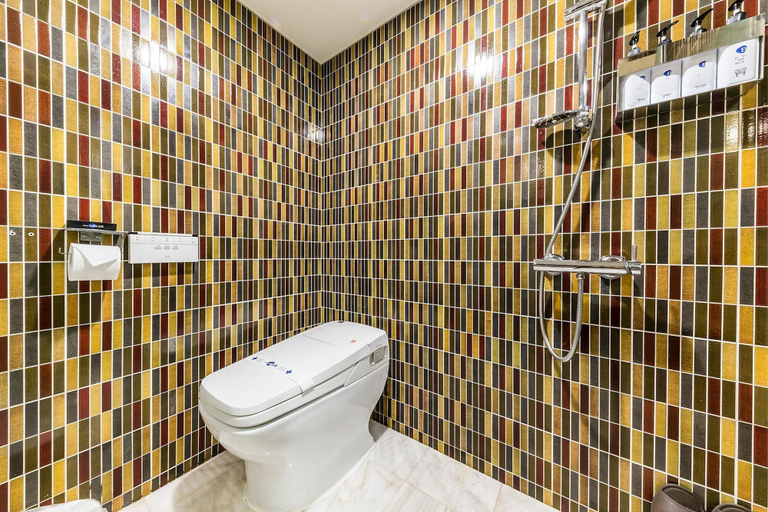 Bathroom 4, Hotel The Blue Cheonho, Gandong