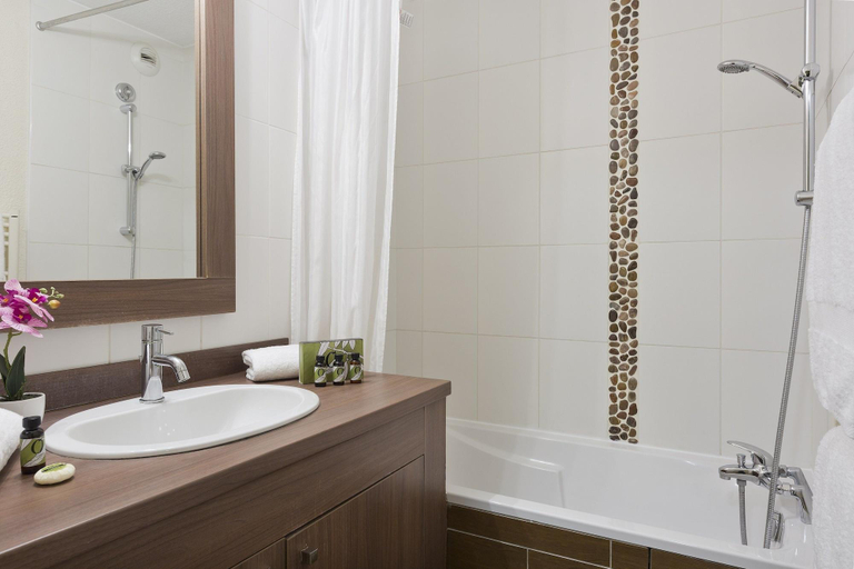 Bathroom 4, Residence La Reserve, Ain