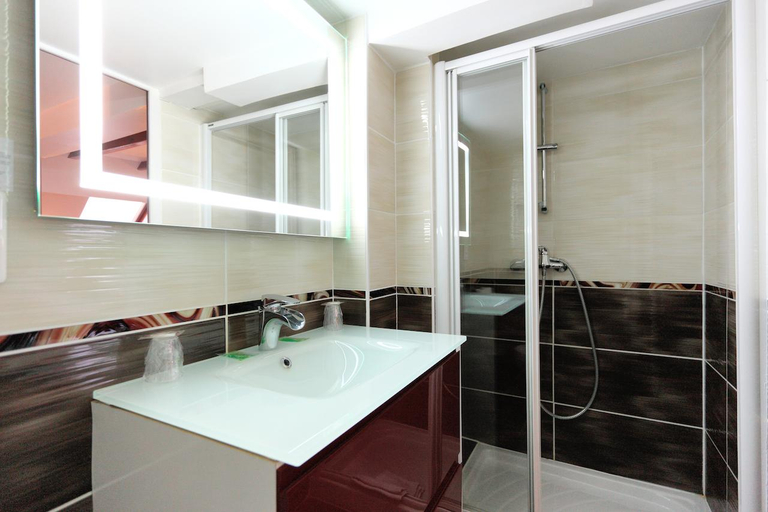 Bathroom 5, Cit’Hotel BEAUSÉJOUR, Manche