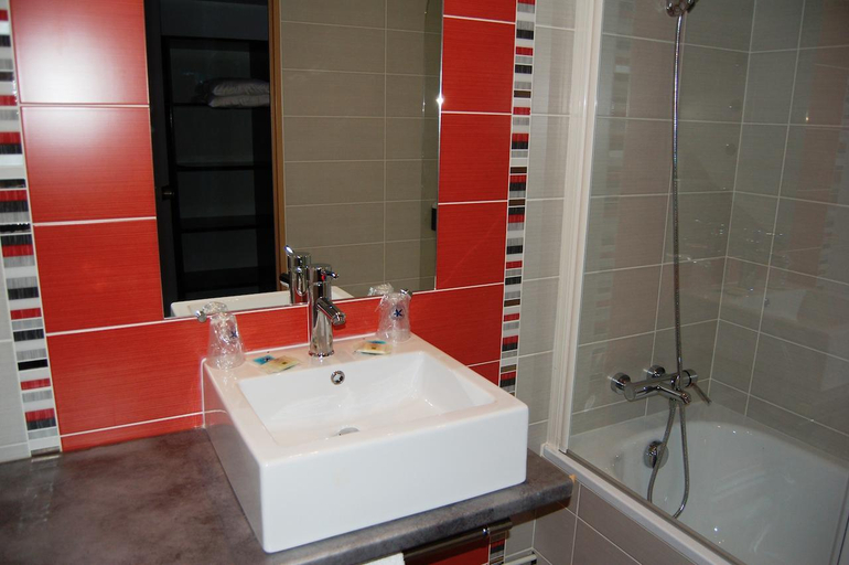 Bathroom 4, Cit’Hotel COSITEL, Manche