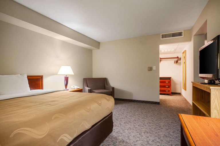 Bedroom 3, Suburban Studios I-80 Grand Island, Hall