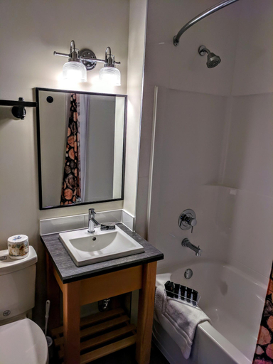 Bathroom 4, Riverside Inn, Cowichan Valley