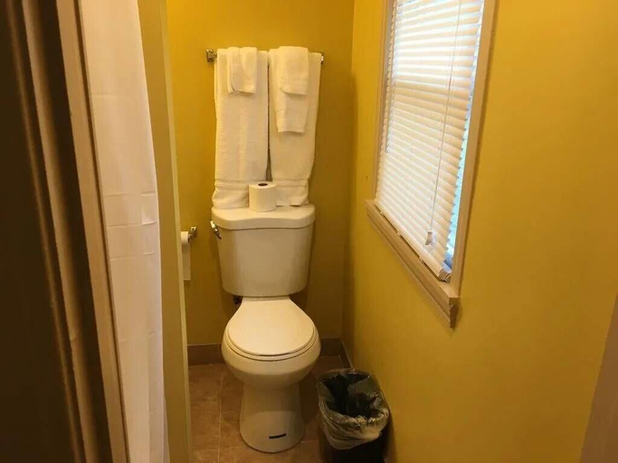 Bathroom 4, Relax Inn, Hartford