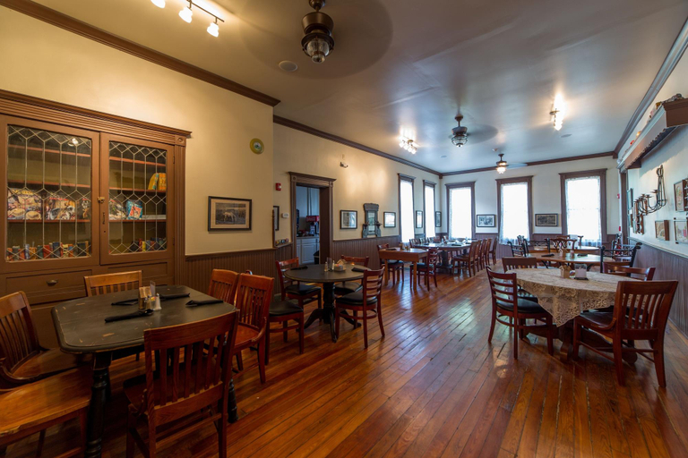 Food & Drinks 5, Grand Victorian Inn, Barren