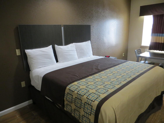 Bedroom 5, Scottish Inn & Suites, Chambers