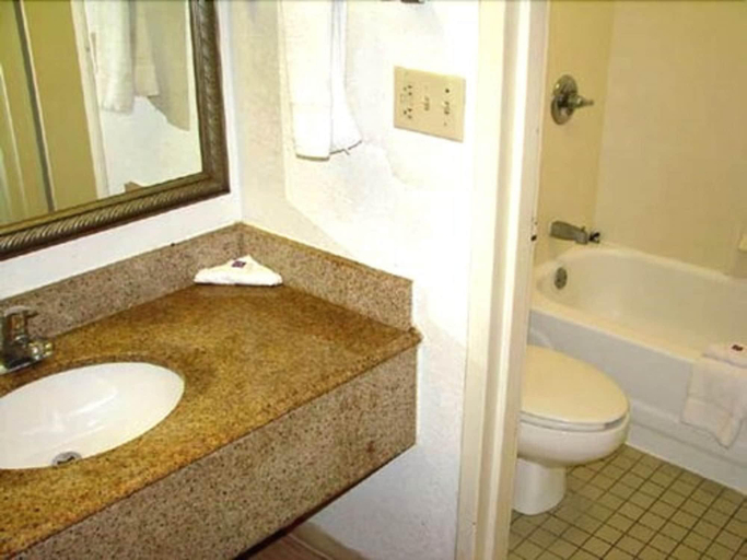Bathroom 5, Delta Inn West Helena US 49 AR, Phillips