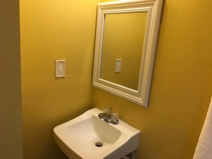 Bathroom 3, Relax Inn, Hartford