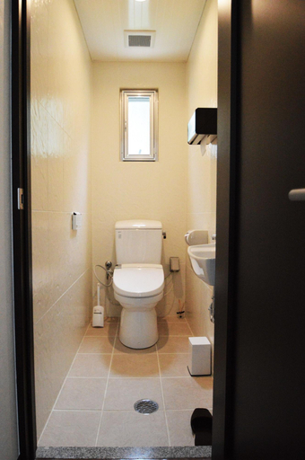 Bathroom 4, The White Reef, Uruma