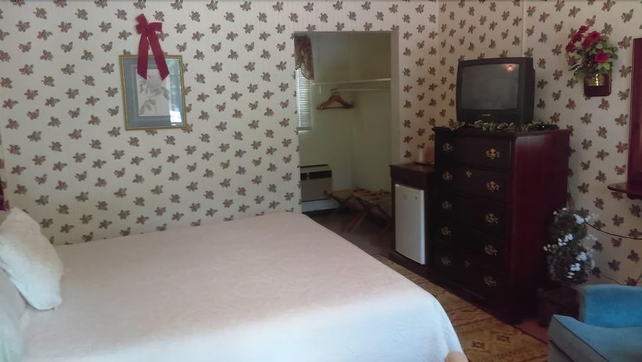 Bedroom 2, Parkway Inn - Waynesville, Haywood