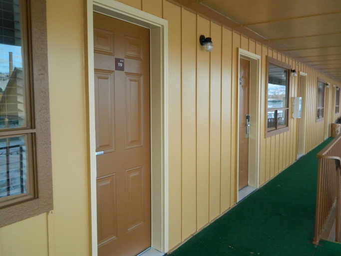 Public Area 2, Country Motor Inn, Park