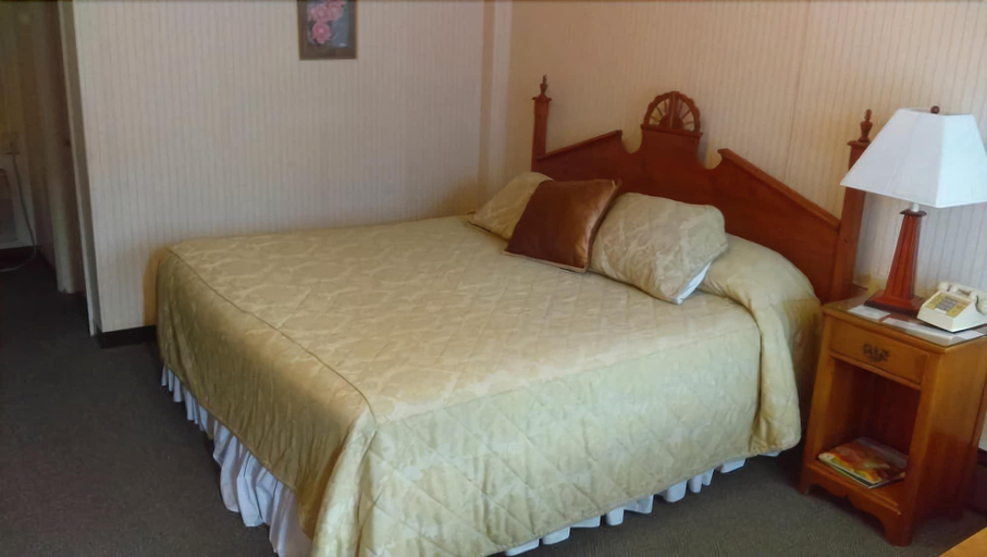 Bedroom 4, Parkway Inn - Waynesville, Haywood
